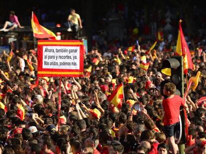 Una marea roja acompañó a la selección tras su regreso a España.