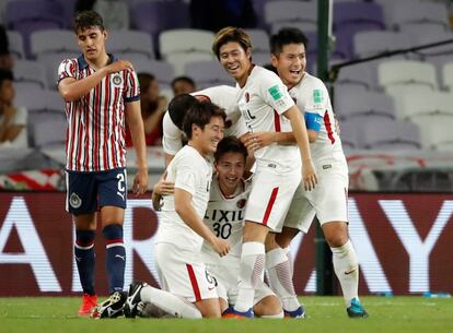 Los jugadores del Kashima celebran un gol.