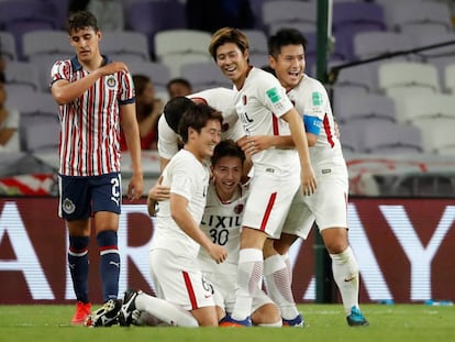 Los jugadores del Kashima celebran un gol.