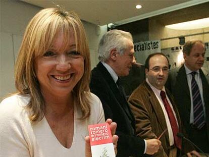 Manuela de Madre, con una ramita de romero.
