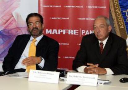 El presidente de la Comisión de Libre Empresa de la Asociación Panameña de Ejecutivos de Empresas (APEDE), Roberto Brenes, habla junto al presidente de la APEDE, Roberto Troncoso (d), durante una rueda de prensa en Ciudad de Panamá (Panamá).