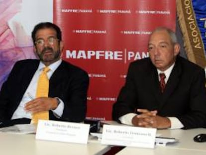 El presidente de la Comisión de Libre Empresa de la Asociación Panameña de Ejecutivos de Empresas (APEDE), Roberto Brenes, habla junto al presidente de la APEDE, Roberto Troncoso (d), durante una rueda de prensa en Ciudad de Panamá (Panamá).