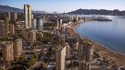 Panorámica de Benidorm (Alicante) desde las alturas, con la playa de Poniente en primer plano.