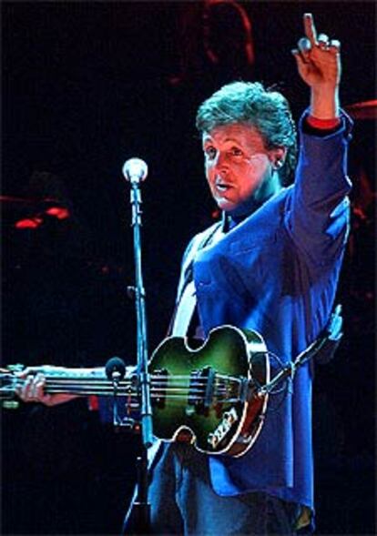 Paul McCartney, con su inseparable bajo Hofner en posición zurda, ayer, en el Palau Sant Jordi de Barcelona.