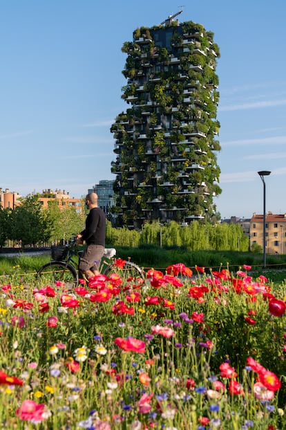 Vista del Bosco Verticale de Stefano Boeri en la zona de Porta Nuova de Milán.