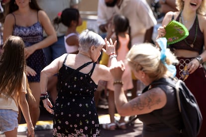 Vecinas de Gràcia de Barcelona bailan unas rumbas durante las fiestas mayores del barrio.