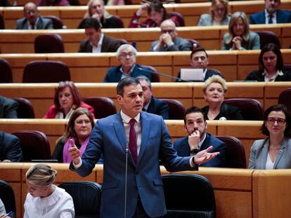 El presidente del Gobierno, Pedro Sánchez, interviene en presencia de la vicepresidenta y ministra de Trabajo, Yolanda Díaz en la sesión de control que celebra el pleno del Senado este martes.