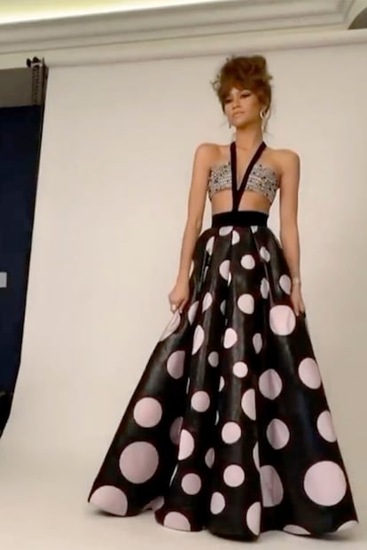 Armani Privé firmó el segundo estilismo de la noche para la actriz y cantante, que recogió su estatuilla con este diseño de top y falda de lunares.