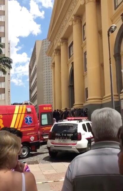 Los servicios de emergencia frente a la Catedral de Campinas.  