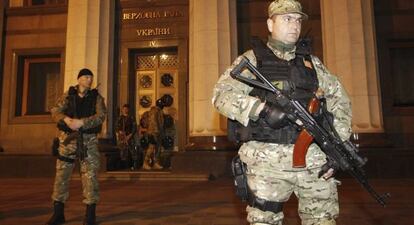 Soldados ucranios durante una demostraci&oacute;n militar en Kiev el mi&eacute;rcoles.