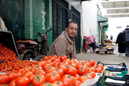 Puesto de frutas y verduras en la medina de Rabat.