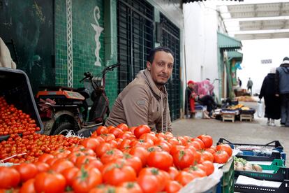 Puesto de frutas y verduras en la  medina de Rabat.