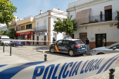 Un precinto policial en una calle de la localidad sevillana de Coria del Río en una imagen de archivo.