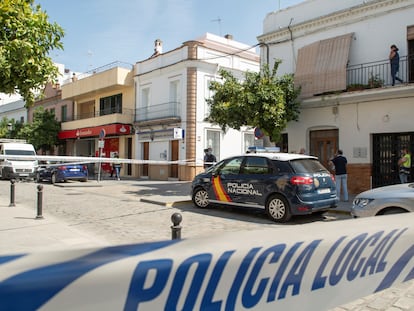 Un precinto policial en una calle de la localidad sevillana de Coria del Río en una imagen de archivo.