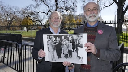 Michael y Robert Meeropol (derecha), a las puertas de la Casa Blanca, en diciembre de 2016, durante un acto para pedir la exoneración de su madre.