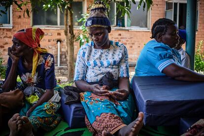 Aliyanesa Nkunye (en el centro), durante una sesión grupal de apoyo a pacientes. El cáncer de cuello uterino es fácilmente prevenible mediante la vacuna contra el virus del papiloma humano (VPH). Aun así, esta no fue incluida hasta 2019 en el calendario nacional de vacunación de Malaui, el país del mundo donde proporcionalmente fallecen más mujeres por este tipo de enfermedad.