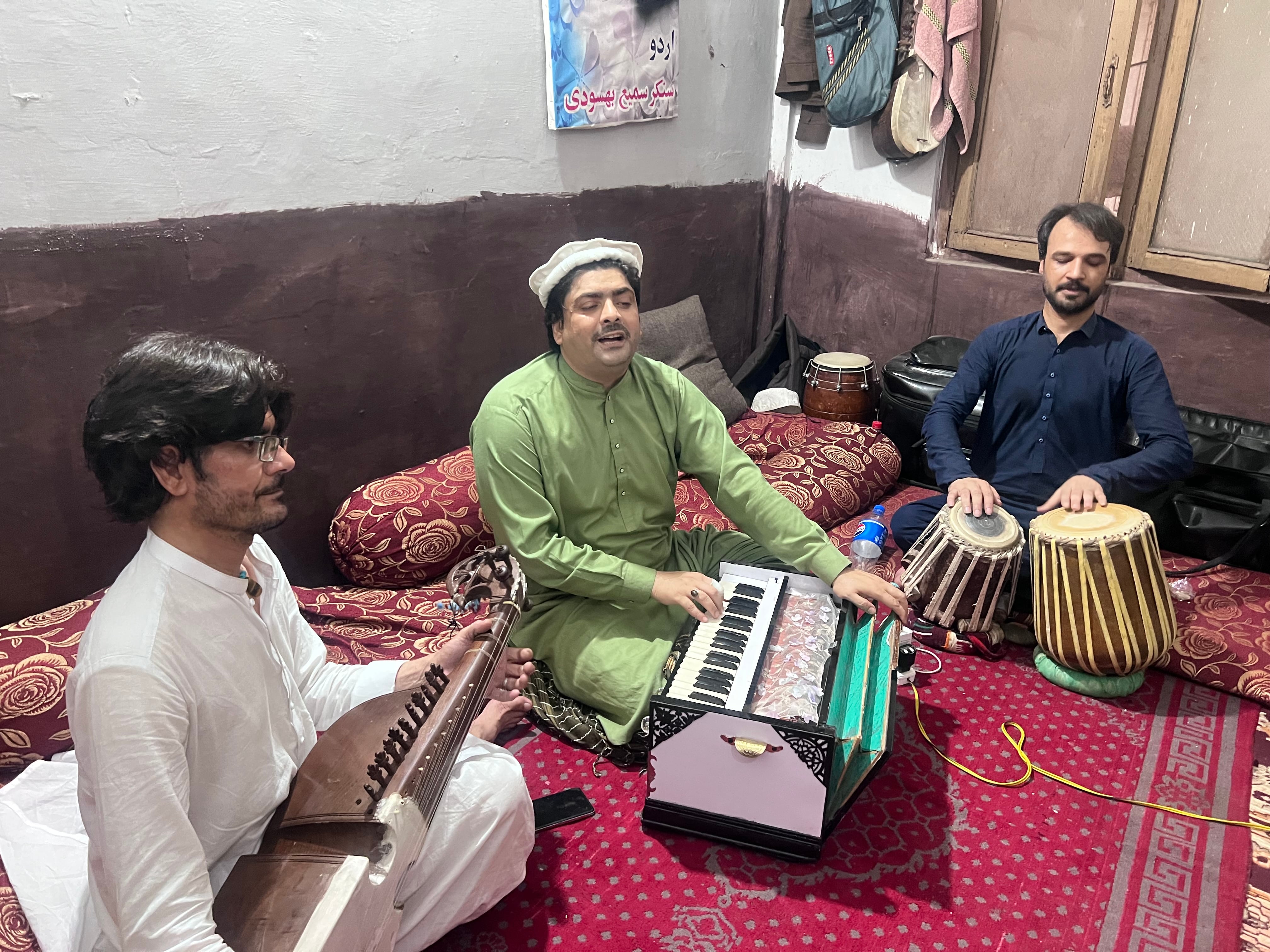 Peshawar, el último refugio de la música afgana, amenazado por la política de deportaciones de Pakistán