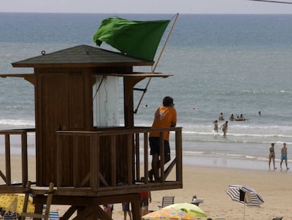 Un socorrista vigila la costa en Barbate (Cádiz), en una foto de archivo.