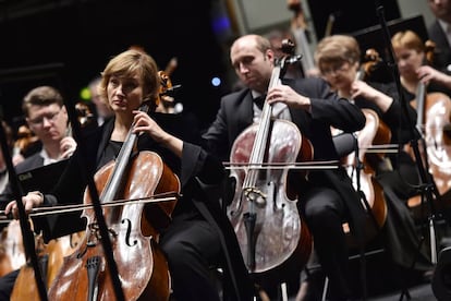 Varios m&uacute;sicos de una orquesta.