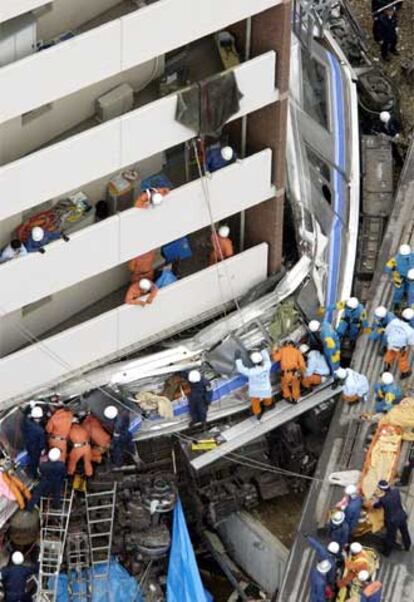 Dos de los vagones han quedado literalmente incrustados en los bajos del inmueble. Los trabajos de rescate están siendo muy difíciles debido al amasijo de hierro y plástico
en que han quedado convertidos los dos vagones.