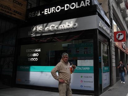 A man in front of a currency exchange bureau in Buenos Aires, in August 2023.