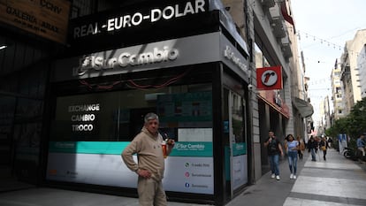 A man in front of a currency exchange bureau in Buenos Aires, in August 2023.