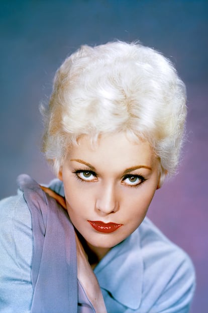 Kim Novak
Icono cinematográfico y de estilo, la protagonista de Vértigo o Picnic, arrastró (en sus años en activo) fama de complicada en los rodajes. No fue diagnosticada como bipolar hasta 2002 y una década más tarde quiso compartir su experiencia: “En aquel entonces estaba muy deprimida y no podía hacerme cargo de las cosas. No sabía lo que me ocurría y no tenia medicación”, aseguraba la actriz en una entrevista en The San Francisco Chronicle, en la que también revelaba que padece un trastorno obsesivo compulsivo.
Gracias a estas declaraciones se ha podido entender muchas de las decisiones profesionales que tomó, como dejar Hollywood, donde no se adaptaba a sus normas ni encontraba su lugar. Aunque en los años 80 vio reverdecer su popularidad tras intervenir en Falcon Crest, vive felizmente retirada en su finca de Oregon, junto a su marido, Robert Malloy, con quien lleva casada desde 1976.