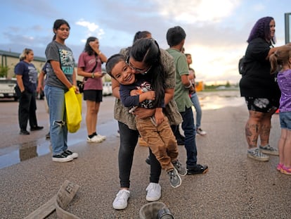 Gina Hernández y su hijo Noah Hernández conviven en un evento vecinal en Colony Ridge, Texas, el 3 de octubre 2023.