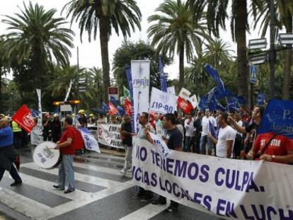 Protestas de empleados municipales ante las puertas del Ayuntamiento mientras se celebraba el pleno para aprobar el plan de ajuste.