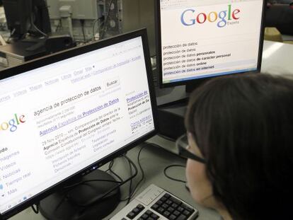 Una usuaria busca en Google las referencias a la Agencia Española de Protección de Datos, que establece recomendaciones para ejercer el derecho al olvido.