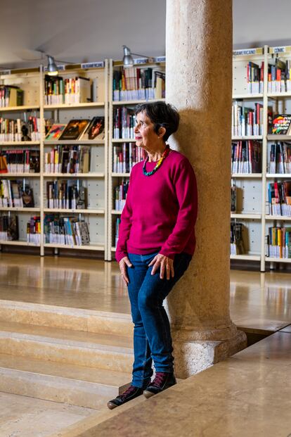 Blanca Calvo Alonso Cortés (Villanueva de los Caballeros, Valladolid, 75 años) fue directora durante casi 30 años de la biblioteca pública del Estado de Guadalajara. En 2004 la biblioteca se trasladó del palacio del Infantado hasta el de Dávalos.