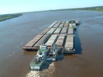 Barcos de la naviera paraguaya Líneas Panchita GSA, en la hidrovía Parguay-Paraná. 