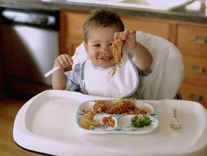 Beb&eacute; comiendo alimentos s&oacute;lidos