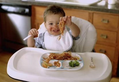 Beb&eacute; comiendo alimentos s&oacute;lidos