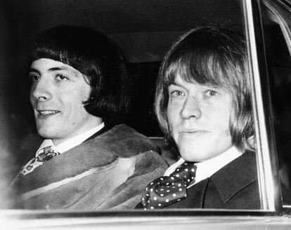 Stanislas Klossowski de Rola y Brian Jones llegando al Tribunal de Magistrados de Londres Oeste, donde comparecieron por cargos de posesión de drogas, en 1967.