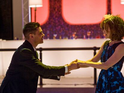 Zac Efron y Michelle Pfeiffer, en <i>Noche de fin de año.</i>