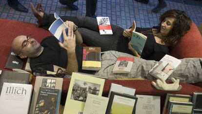 Félix González y Eva Cosculluela, dueños de la librería Los Portadores de Sueños en Zaragoza. 