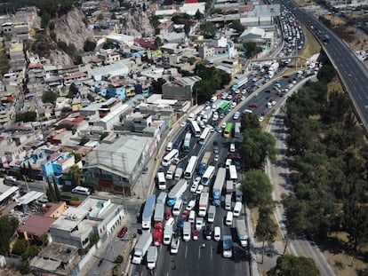 Transportistas de la Alianza Mexicana de Organización de Transportistas bloquean una carretera en Ecatepec (Estado de México), este jueves.