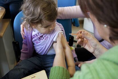 Una sanitaria vacuna a una niña en Francia en enero.