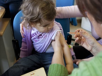 Una niña se vacuna contra la gripe tipo A en Francia.