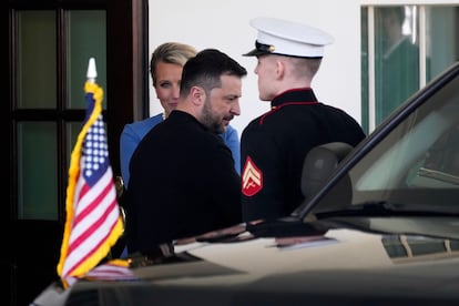 El presidente ucranio, Volodímir Zelenski, a su salida de la Casa Blanca tras un bronco encuentro con el presidente estadounidense, Donald Trump, este viernes.