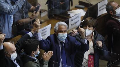 O deputado oposicionista Jaime Naranjo (centro), encarregado de um discurso que se prolongou por mais de 14 horas, comemora depois da sessão parlamentar que autorizou a abertura de um processo de ‘impeachment’ contra o presidente Sebastián Piñera, em Valparaíso.