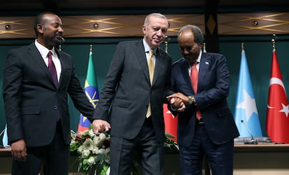 El presidente turco, Recep Tayyip Erdogan, posa con el presidente somalí, Hassan Sheik Mohamud (a su izquierda), y el primer ministro etíope, Abiy Ahmed, tras una conferencia de prensa en Ankara, Turquía, el pasado 11 de diciembre.