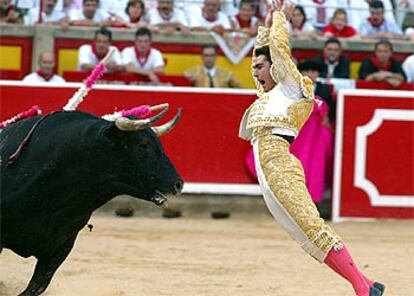 El Fandi, tras clavar un par de banderillas a su segundo toro. 

/ LUIS AZANZA