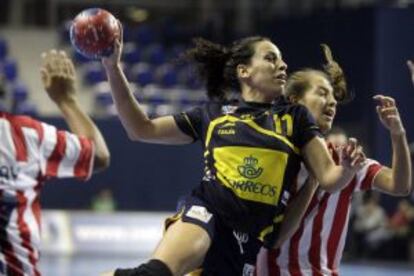 La jugadora española Nuria Benzal lanza ante Paraguay en el Mundial 2013.