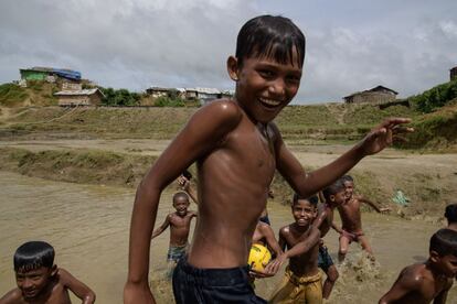 Niños rohingyás juegan en el campo de refugiados de Nayapara, cerca de Cox's Bazar (Bangladés). 