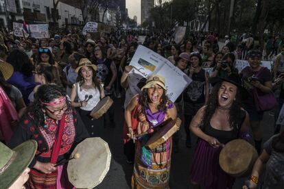 Contingentes de mujeres tocan música durante la marcha.