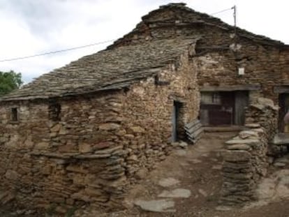 Una casa de arquitectura negra en Zarzuela de Jadraque, en Guadalajara.