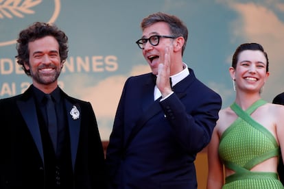 El director de 'Coupez!', Michel Hazanavicius, en el centro, entre los actores Romain Duris (izquierda) y Simone Hazanavicius, hija del realizador, a su llegada al estreno de la película este martes en Cannes.