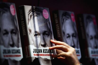 Copias de la <i>Autobiografía</i> de Assange, en Edimburgo.